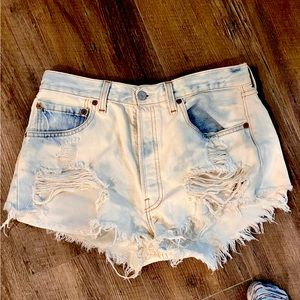 Light wash blue/white Levi’s high rise shorts, size 32